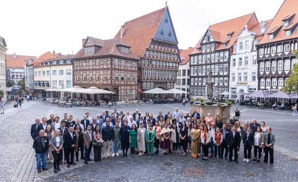 Gruppenfoto der Teilnehmenden auf dem Hildesheimer Rathausplatz